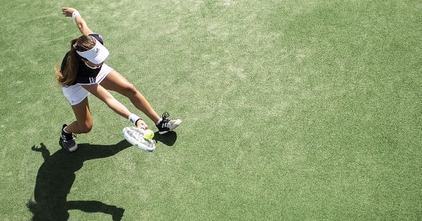 テニスボールの回転とスピンの活用